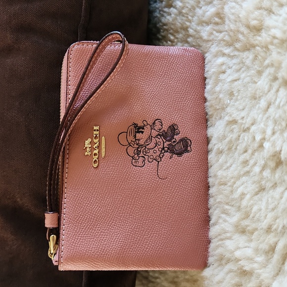 NWOT Disney X Coach Rollerblading Minnie Mouse Salmon Pink Wristlet ๐ ๐ผ๐ญ - Picture 12 of 14